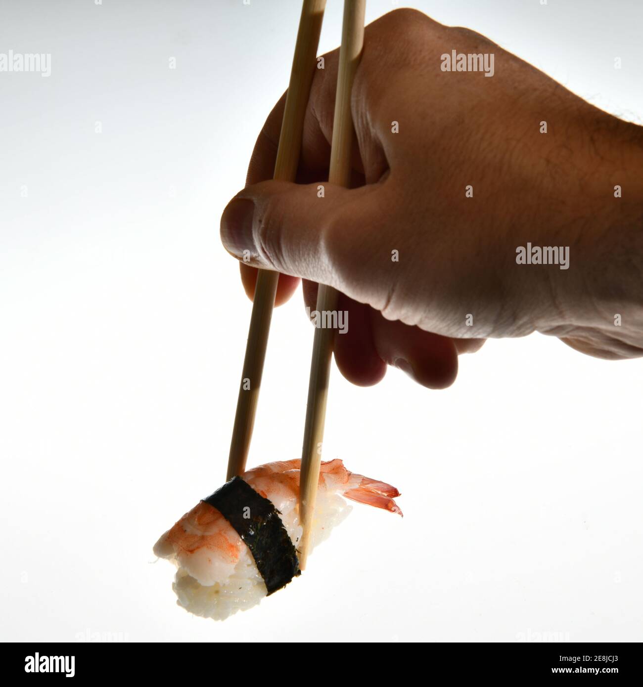 Sushi EBI nigiri aux crevettes cuites dans des bâtonnets de bambou Banque D'Images