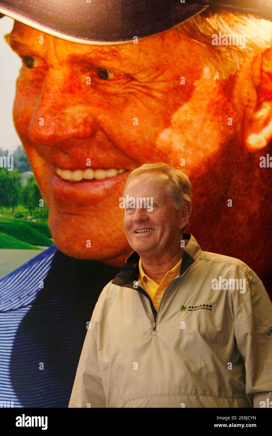 Jack Nicklaus tient une conférence de presse au Pine Valley Golf Club, à la périphérie de Beijing, le 25 avril 2007. Nicklaus, qui contribue à promouvoir le développement du golf en Chine, a tenu une clinique de golf pour plus de 100 étudiants des environs de Beijing et a assisté à l'ouverture d'un deuxième parcours de golf qu'il a conçu au Pine Valley Golf Club. REUTERS/Claro Cortes IV (CHINE) Banque D'Images