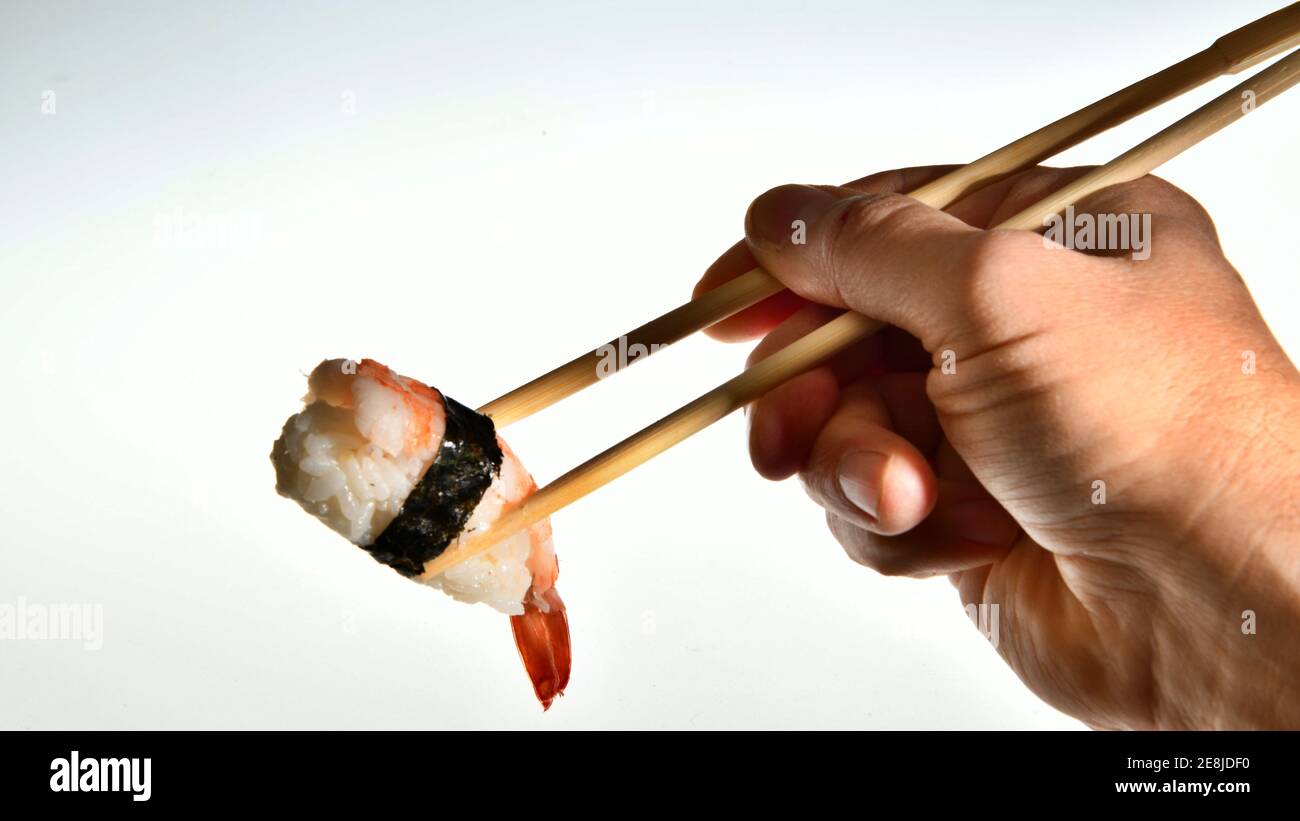 Sushi EBI nigiri aux crevettes cuites dans des bâtonnets de bambou Banque D'Images