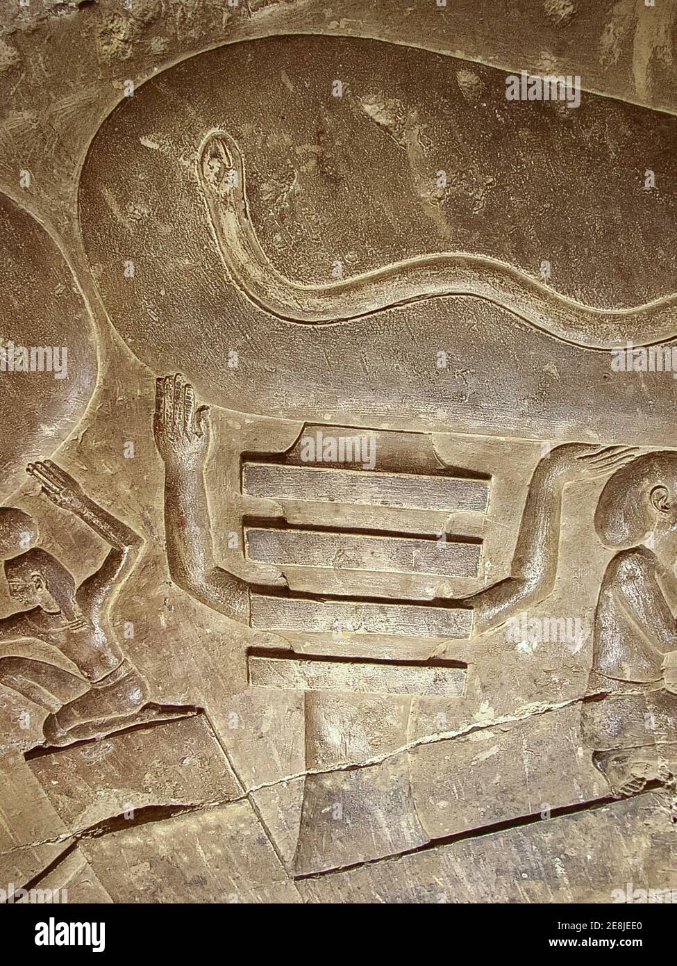 Égypte, temple de Dendera, dans une pièce, scène étrange appelée « ampoule  », parfois (à tort) vue comme une preuve que les anciens Égyptiens  connaissaient l'électricité Photo Stock - Alamy
