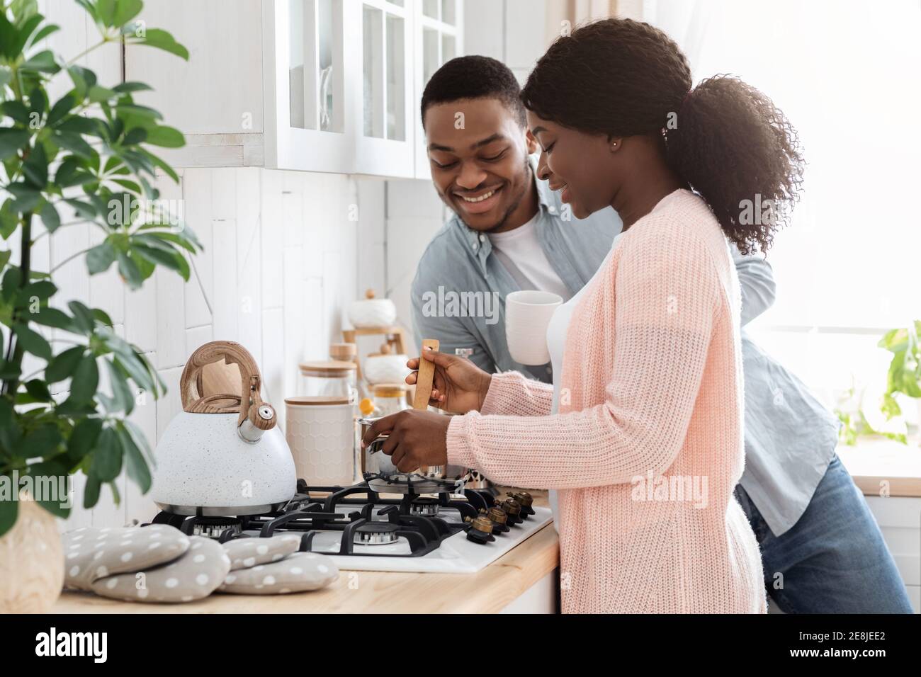 Vie domestique du couple. Happy Black conjoints cuisine déjeuner dans la cuisine ensemble Banque D'Images