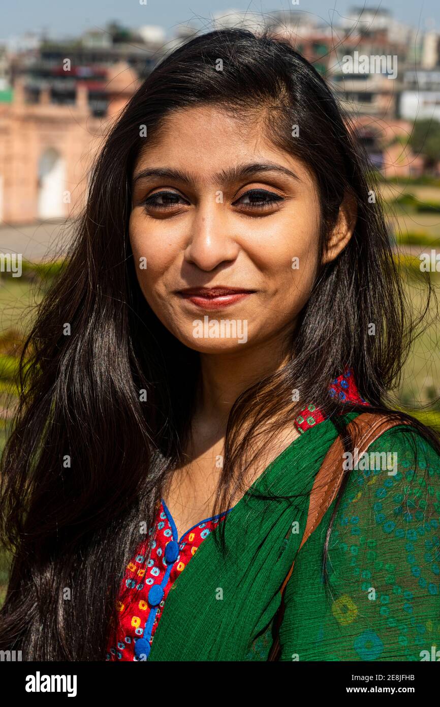 Portrait d'une jeune femme, le fort de Lalbagh et le fort d'Aurangabad, Dhaka, Bangladesh Banque D'Images