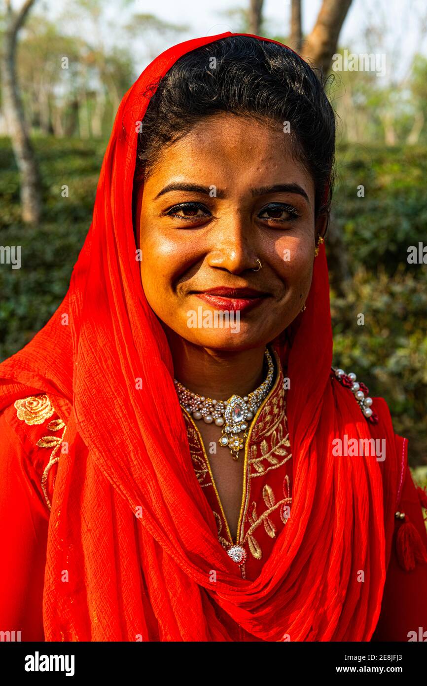 Vêtu une fille posant devant des usines de thé sur une plantation de thé à Sreemagal, Bangladesh Banque D'Images