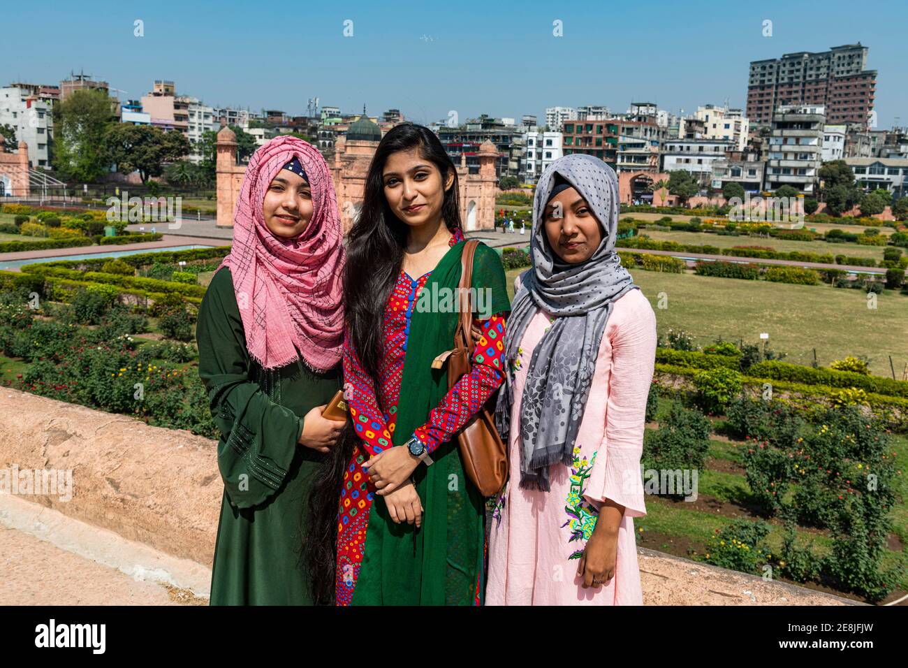 Jolies filles habillées dans le fort de Lalbagh, aussi fort Aurangabad, Dhaka, Bangladesh Banque D'Images