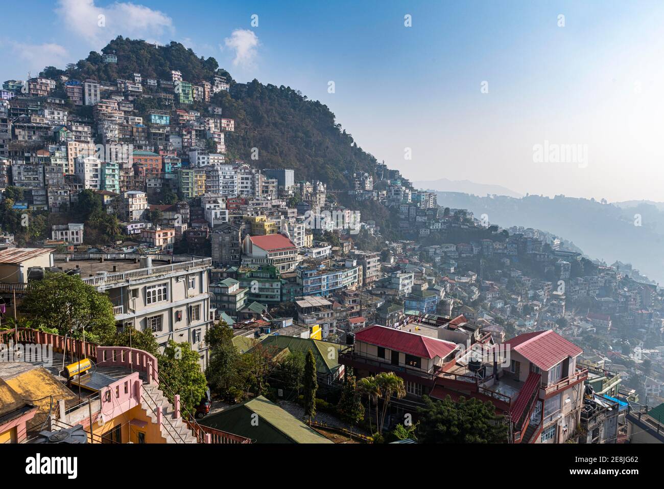 Vue sur les maisons perchées sur les collines d'Aizawl, Mizoram, Inde Banque D'Images