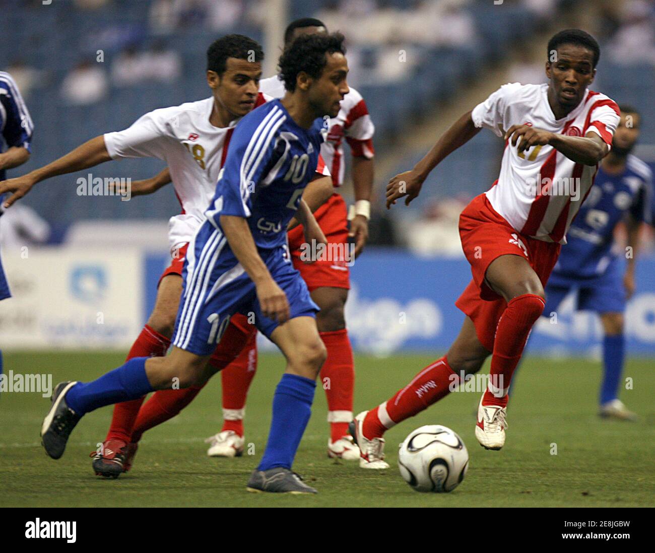 Muhammad al-Shlhoob (C) d'Al Hilal lutte pour le ballon avec Sulieman Amido (R) d'Al Wehda et Sultan al-Lehiani lors de leur match de football saoudien de qualification à la coupe du Roi Abdullah à Riyad le 19 avril 2008. REUTERS/Fahad Shadeed (ARABIE SAOUDITE) Banque D'Images