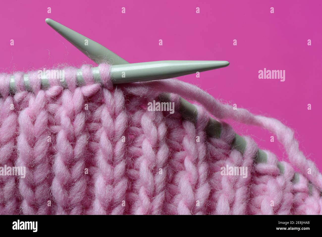 Laine tricotée avec aiguilles à tricoter, laine, laine feutrée, bricolage, tricoter Banque D'Images