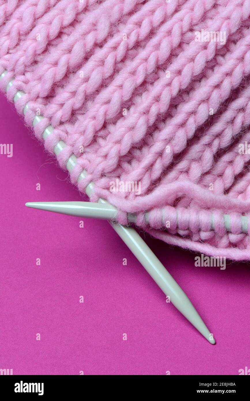Laine tricotée avec aiguilles à tricoter, laine, laine feutrée, bricolage, tricoter Banque D'Images
