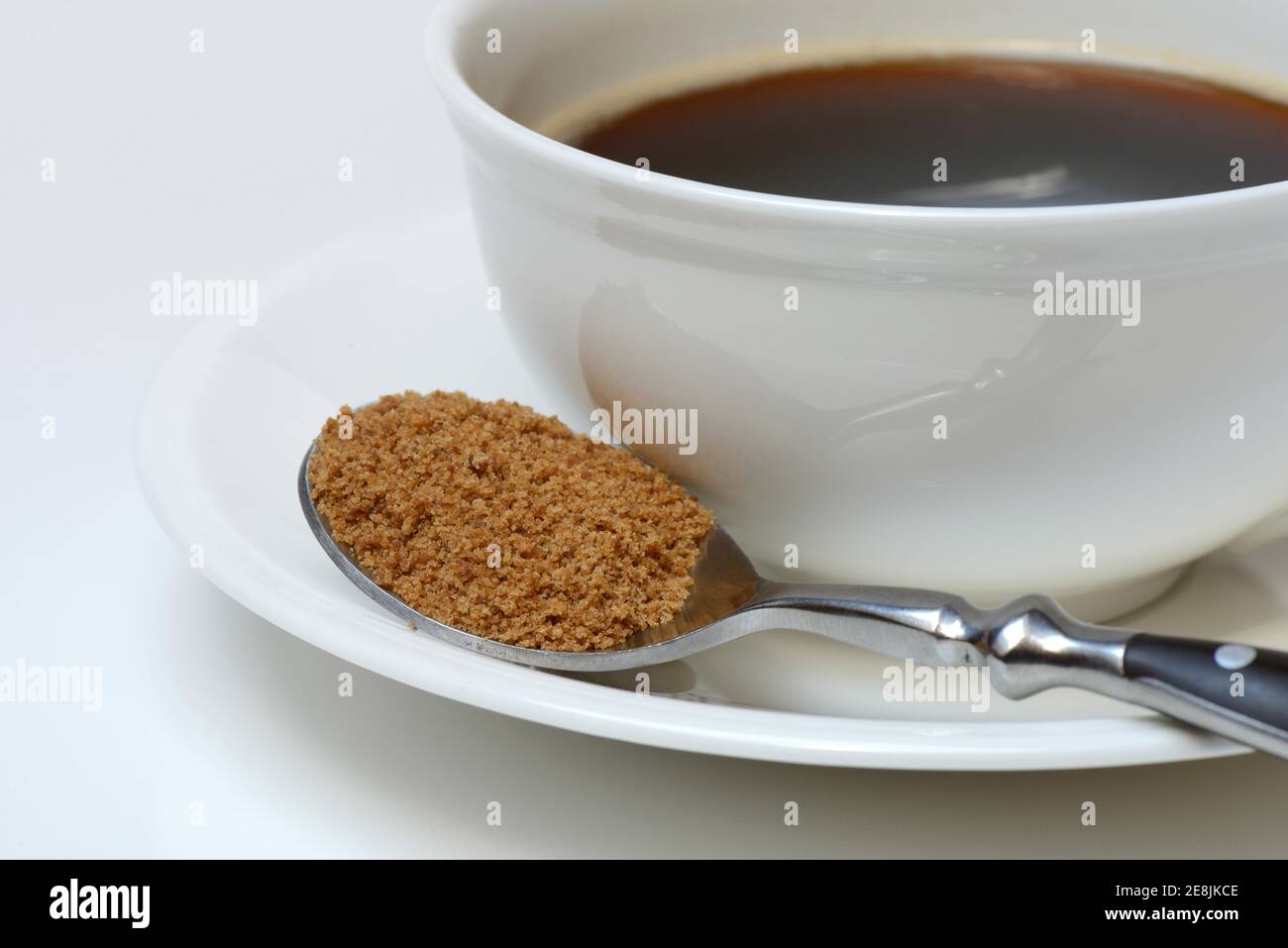 Cuillère avec sucre de fleur de noix de coco, tasse de café avec café Banque D'Images