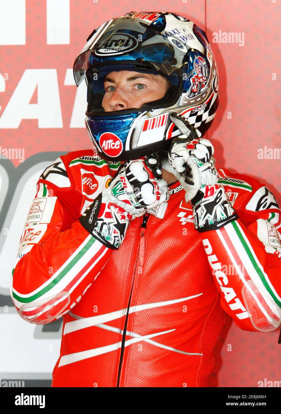 Le pilote Ducati MotoGP Nicky Hayden tire sur son casque avant de  s'entraîner au Grand Prix d'Indianapolis au circuit automobile  d'Indianapolis le 29 août 2009. REUTERS/BRENT SMITH (COURSES AUTOMOBILES DE  SPORT AUX