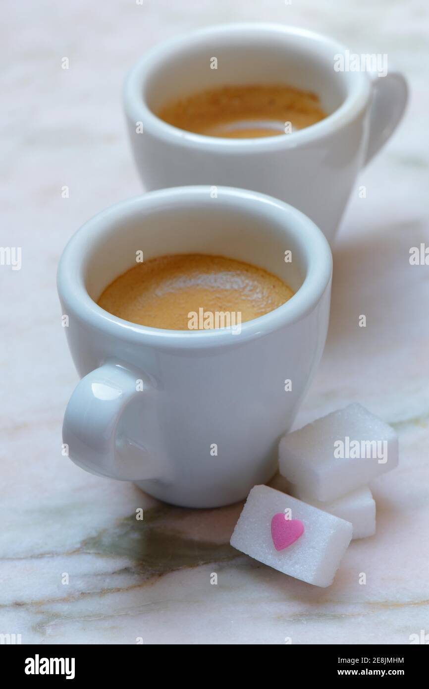 Deux tasses d'espresso avec des cubes de sucre Banque D'Images