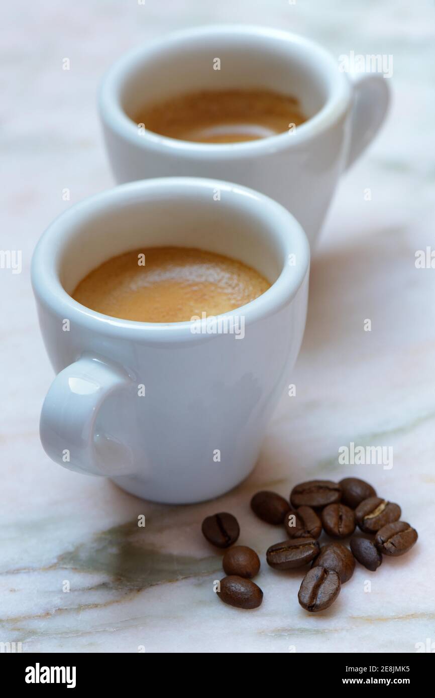 Deux tasses d'espresso et de grains de café Banque D'Images