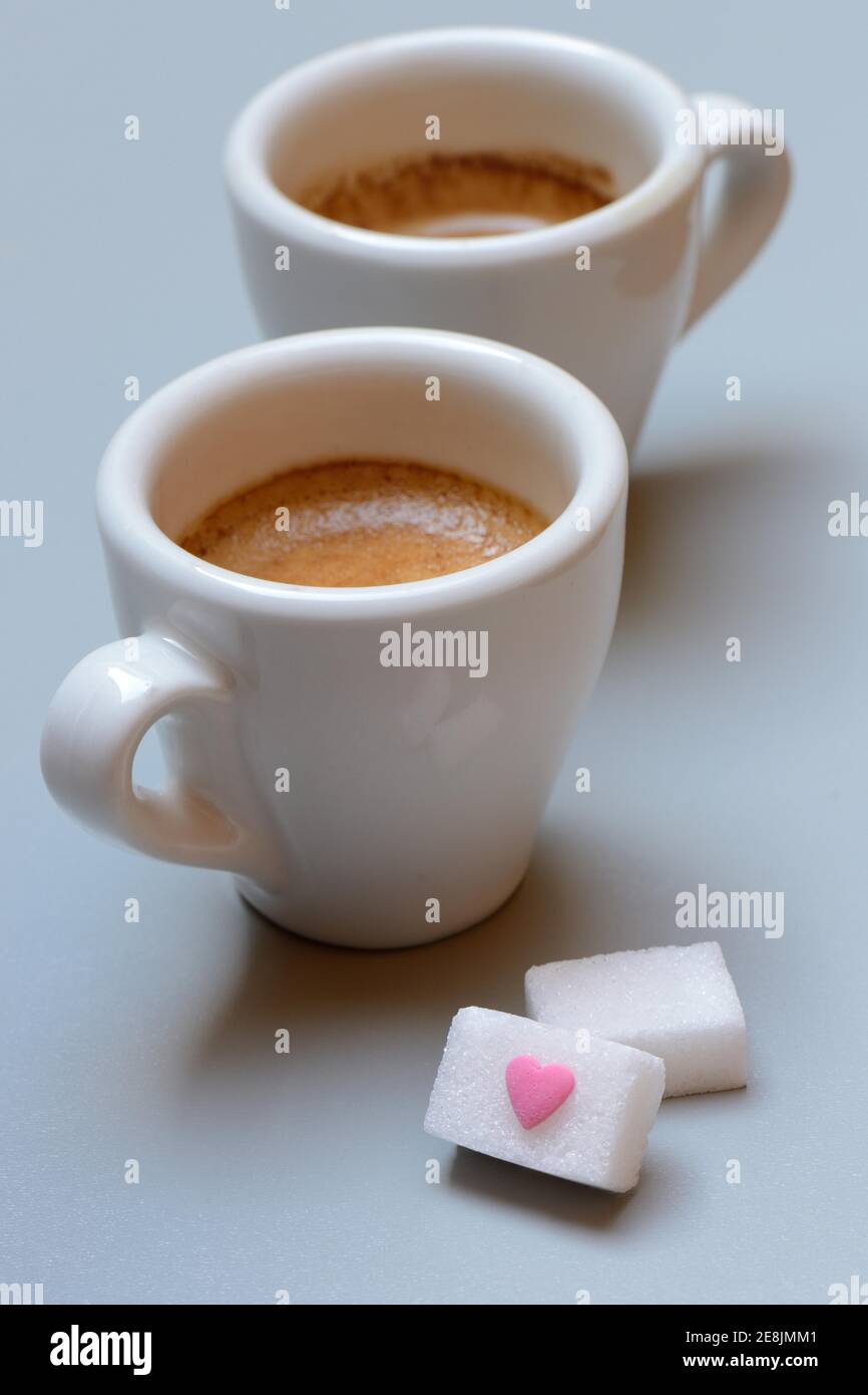 Deux tasses d'espresso avec des cubes de sucre, cœur de sucre Banque D'Images