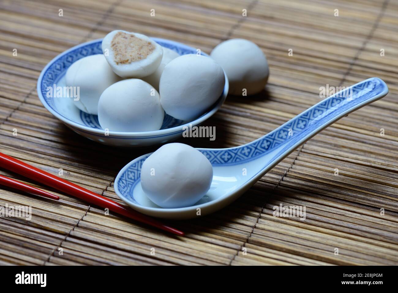 Boulettes de riz gluant avec garniture d'arachide dans un bol et une cuillère Banque D'Images