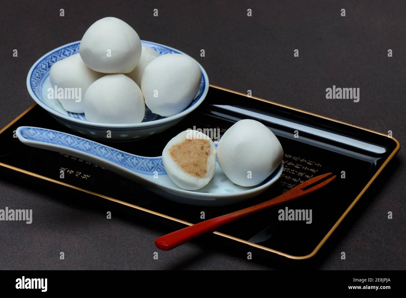 Boulettes de riz gluant avec garniture d'arachide dans un bol et une cuillère Banque D'Images
