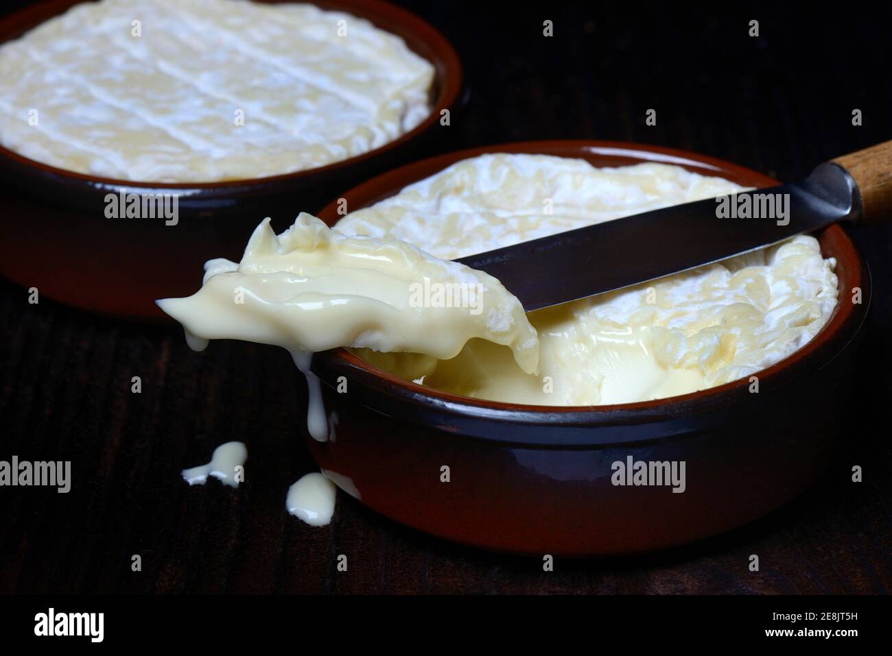 Fromage doux français en pot d'argile, Saint-Marcellin, France Banque D'Images