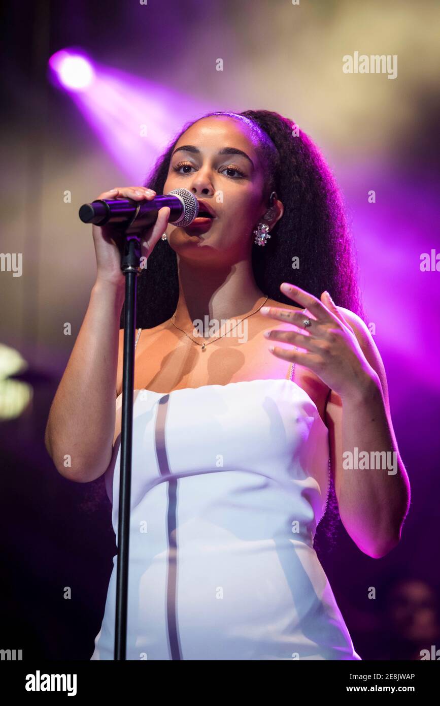 Jorja Smith joue en direct sur scène dans le cadre de la série d'été à Somerset House - Londres. Banque D'Images