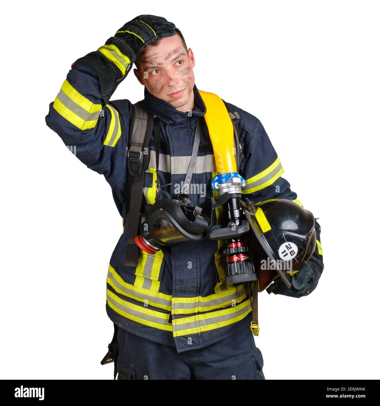 Homme en uniforme de pompier tient le casque et le tuyau d'incendie Banque D'Images