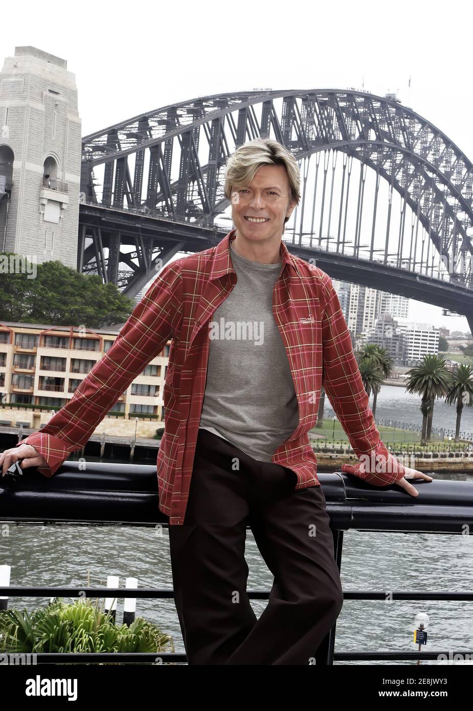 David Bowie à sa conférence de presse Reality Tour, Sydney, Australie. David pose pour des photos publicitaires avec le Sydney Harbour Bridge en arrière-plan. Banque D'Images