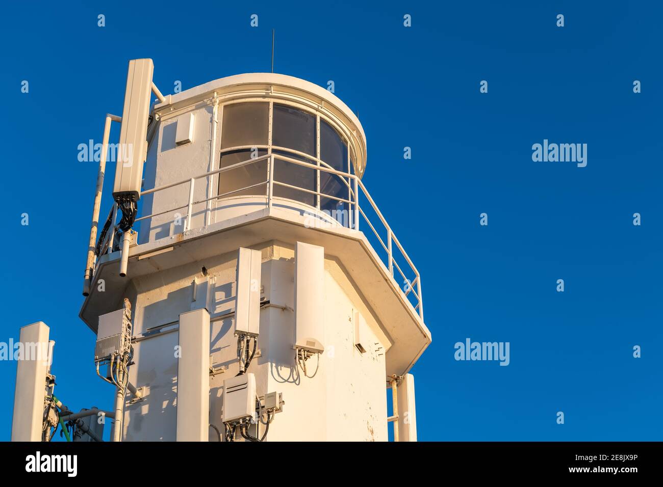 Marino Rocks Lighthouse avec antennes cellulaires attachées au coucher du soleil, Australie méridionale Banque D'Images