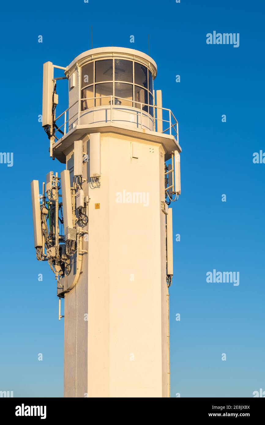 Marino Rocks Lighthouse avec antennes cellulaires attachées au coucher du soleil, Australie méridionale Banque D'Images