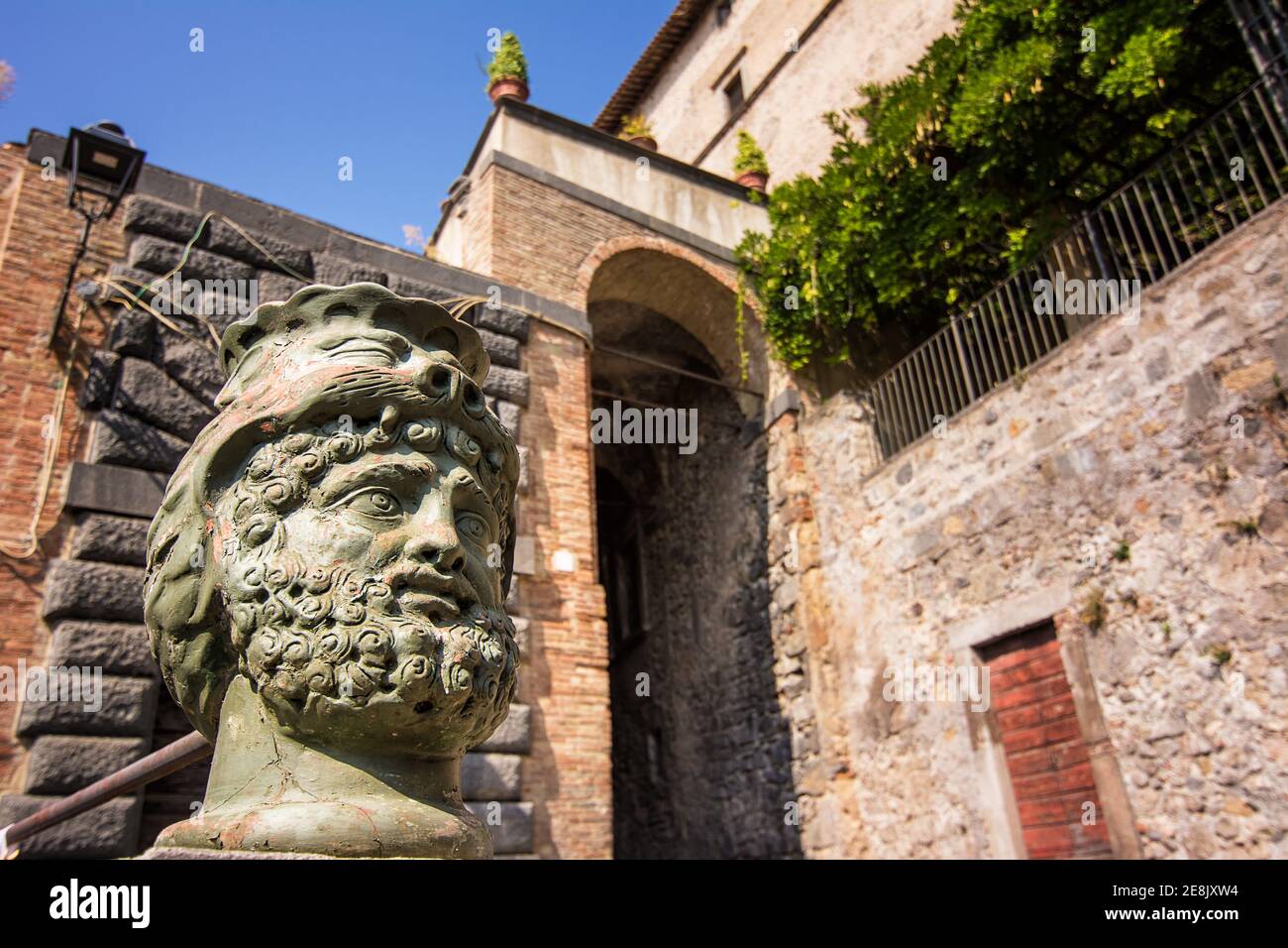 Détail d'une sculpture le long des ruelles du centre historique de Bolsena, Italie Banque D'Images