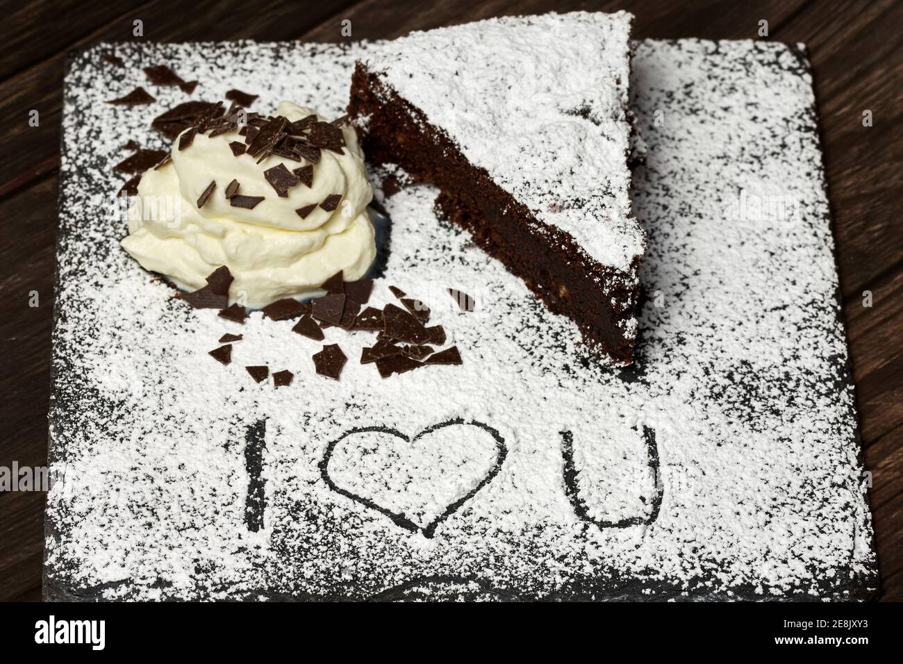 Gâteau au chocolat avec et les mots que je vous aime écrit dans le sucre en poudre Banque D'Images