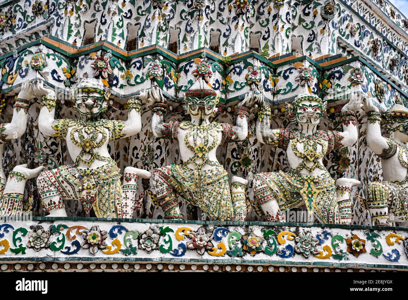 Bangkok, Thaïlande 08.20.2019 belles sculptures détaillées, décorations sur le Temple de l'Aube, temple bouddhiste Wat Arun Banque D'Images