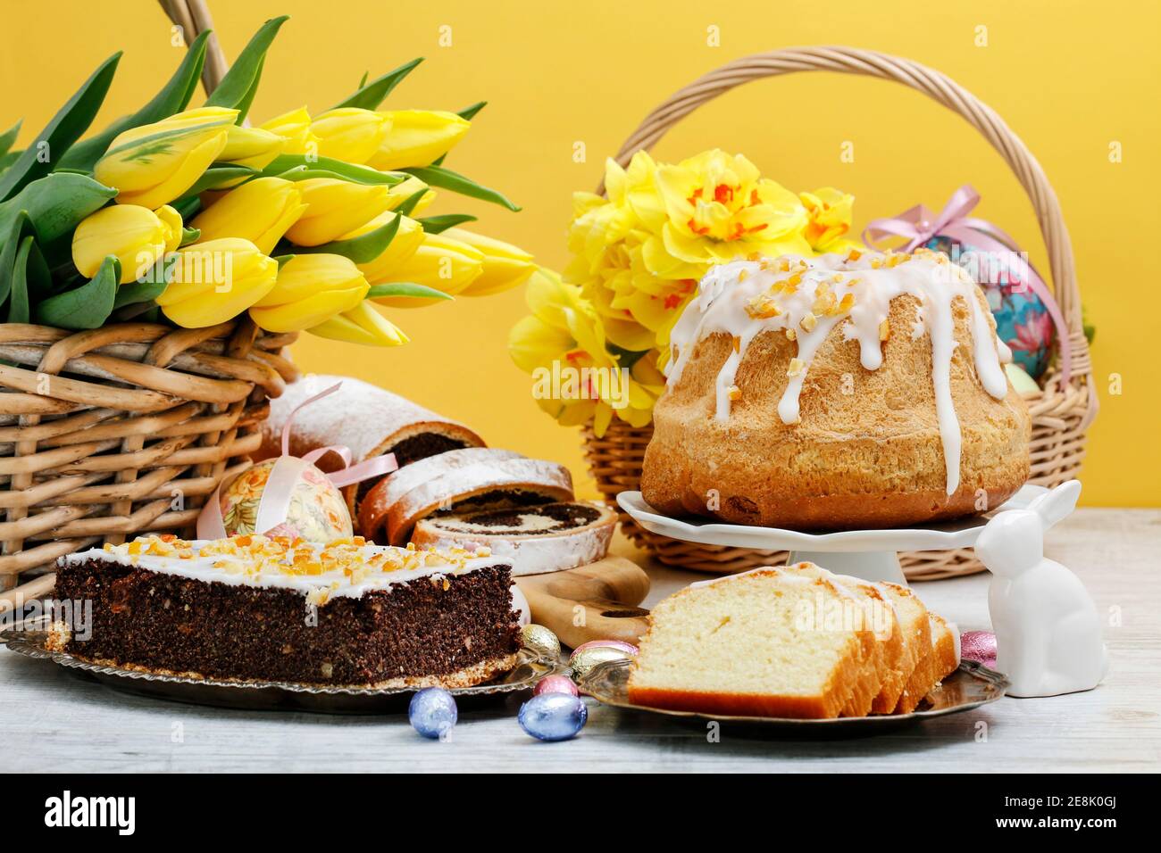 Table De Paques Avec Fleurs De Tulipe Gateau Aux Graines De Pavot Avec Glacage Decore De Zestes D Orange Et Autres Gateaux Traditionnels Photo Stock Alamy