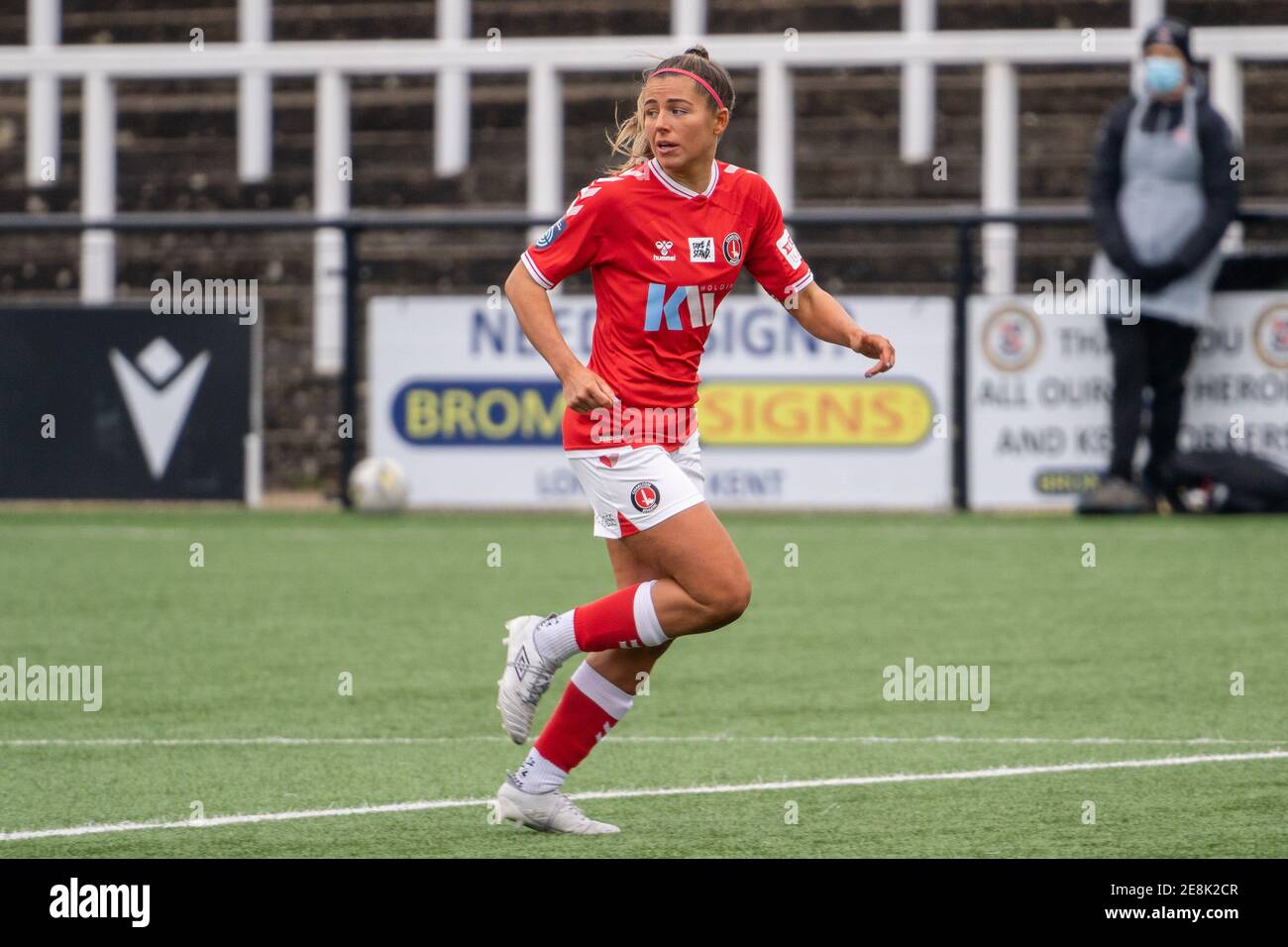 Ciara Watling (#10 Charlton Athletic) lors du match de championnat féminin de la FA entre Charlton Athletic et Blackburn Rovers à Hayes Lane à Bromley. Banque D'Images