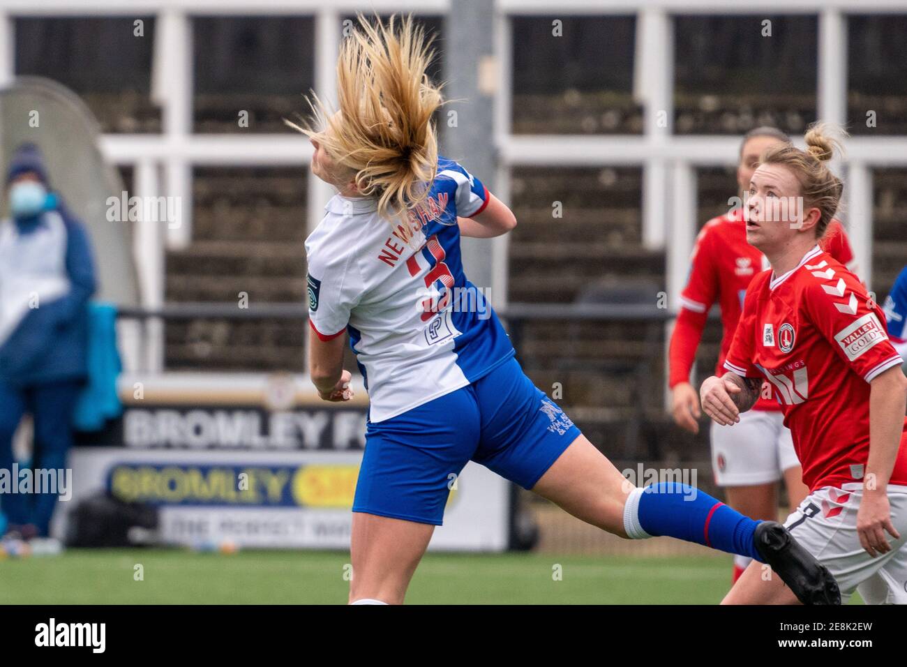 Charlotte Newsham (#3 Blackburn Rovers) pendant le match de championnat féminin de la FA entre Charlton Athletic et Blackburn Rovers à Hayes Lane à Bromley. Banque D'Images