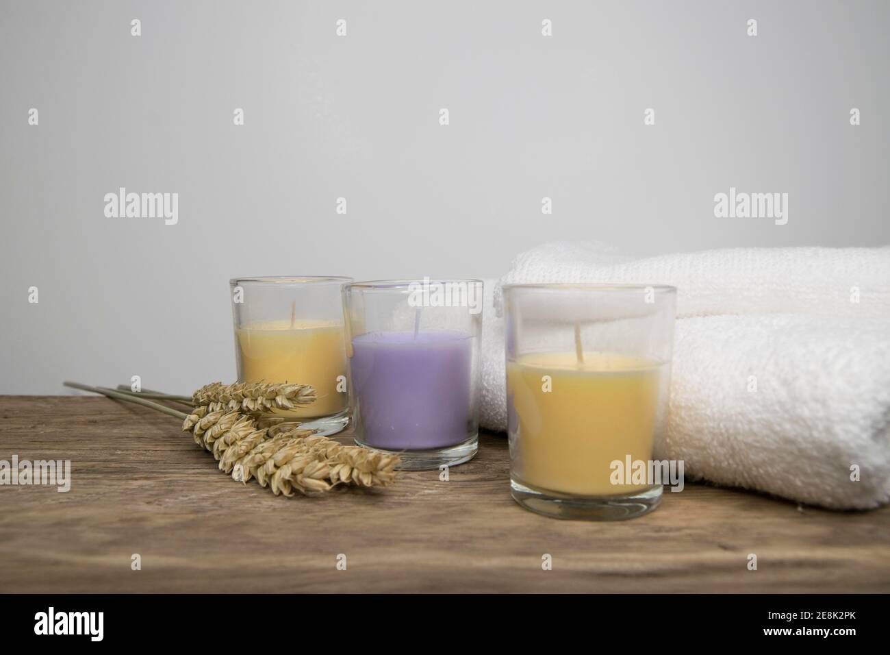 Trois bougies d'aromathérapie avec des serviettes blanches Banque D'Images