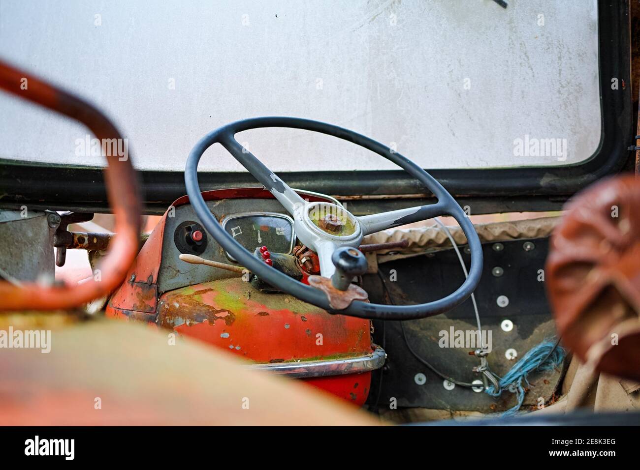 Gros plan d'une cabine d'un très vieux rouge tracteur Banque D'Images