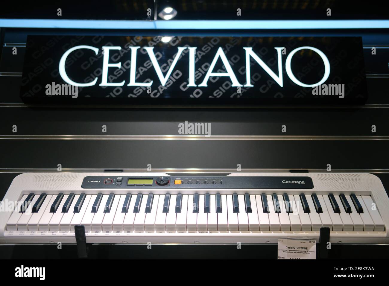 Synthétiseurs blancs Casio, piano électronique CELVIANO dans un magasin  musical Photo Stock - Alamy