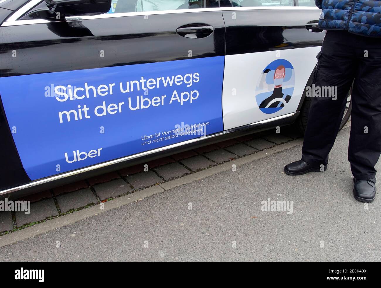 Voiture Uber et chauffeur à Berlin Banque D'Images