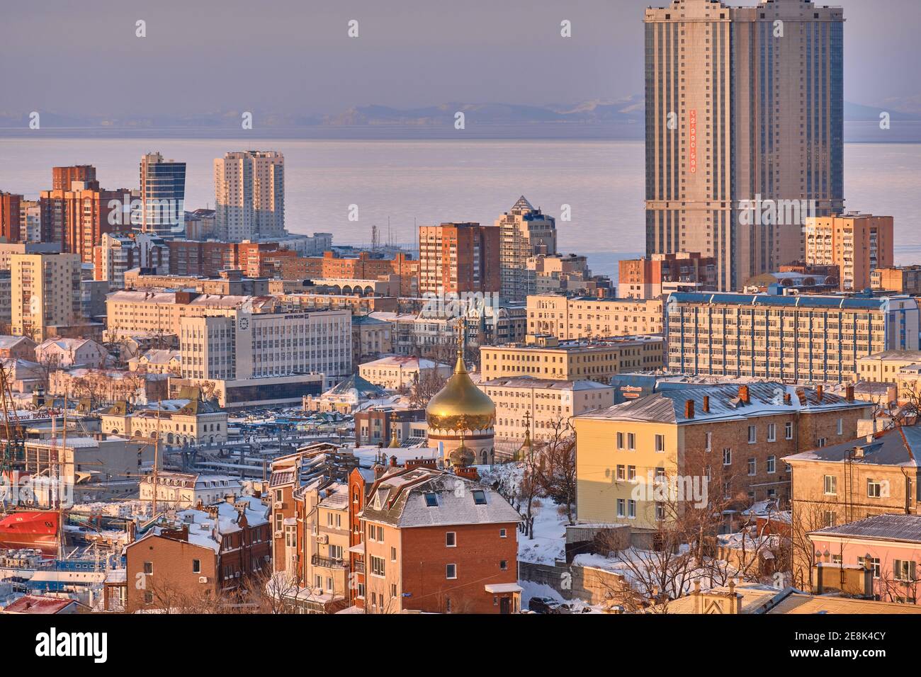 Vladivostok, Russie - 28 janvier 2021 : vue en soirée de la ville depuis la colline Nest de l'aigle. La ville après une tempête de neige Banque D'Images