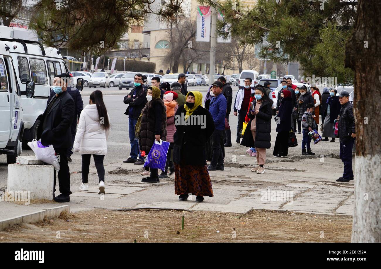 Tachkent, Ouzbékistan. 31 janvier 2021. Les personnes portant un masque facial attendent des bus à un arrêt de bus à Tachkent, en Ouzbékistan, le 31 janvier 2021. Le ministère de la Santé ouzbek a signalé samedi le premier cas de variante du coronavirus découvert en Grande-Bretagne. Credit: Zafar Khalilov/Xinhua/Alamy Live News Banque D'Images