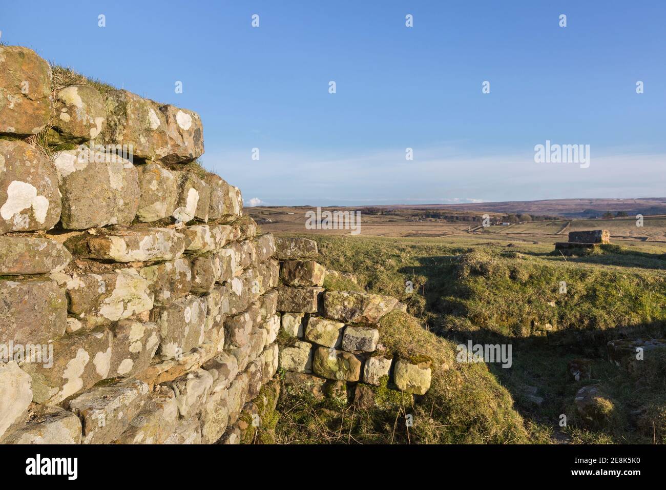 Les vestiges de la tour d'angle nord-ouest à Aesica - fort romain de Great Chesters, mur d'Hadrien, Northumberland, Royaume-Uni Banque D'Images