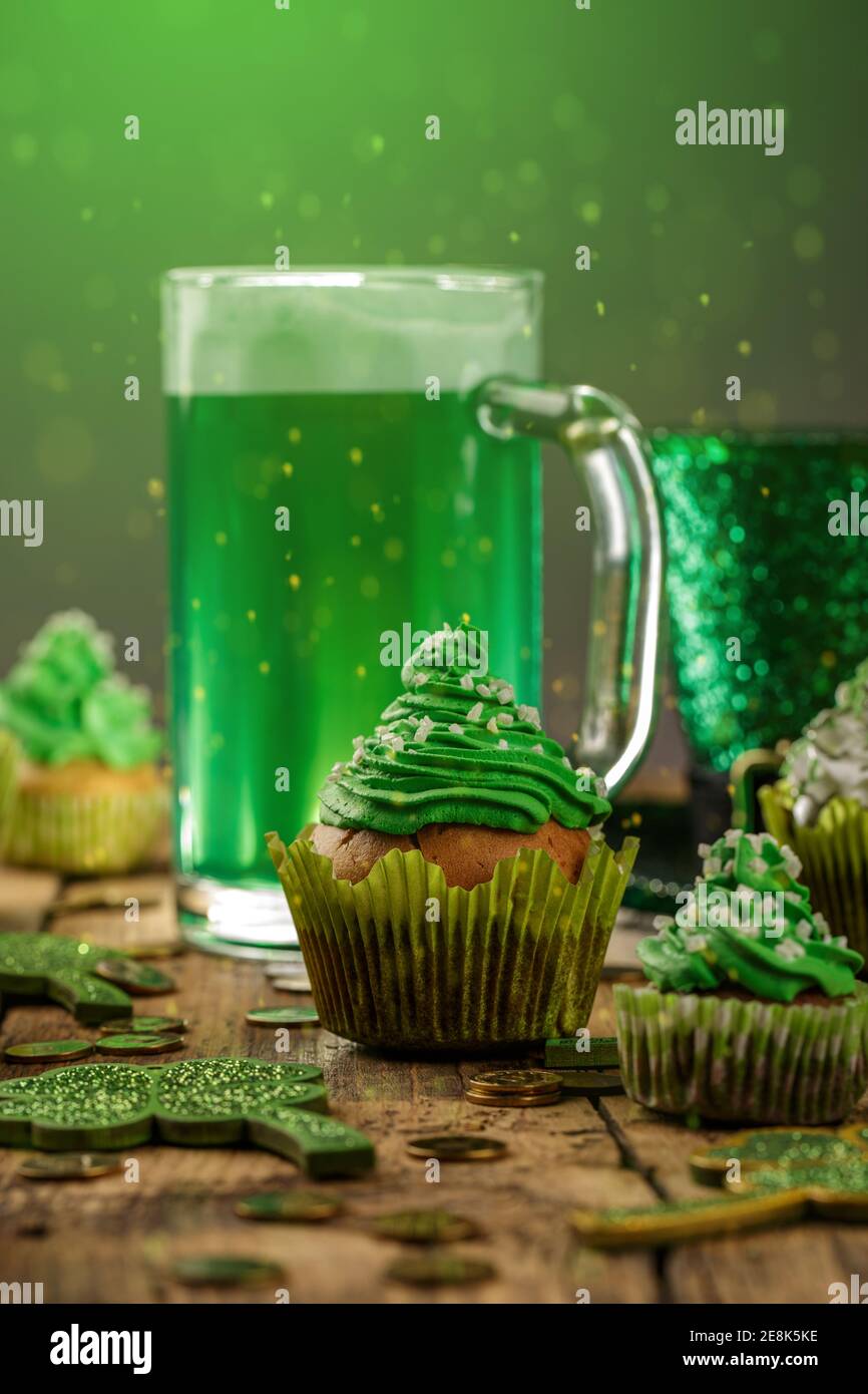 Theme De La Saint Patrick Avec Cupcake Biere Verte Et Decorations Photo Stock Alamy