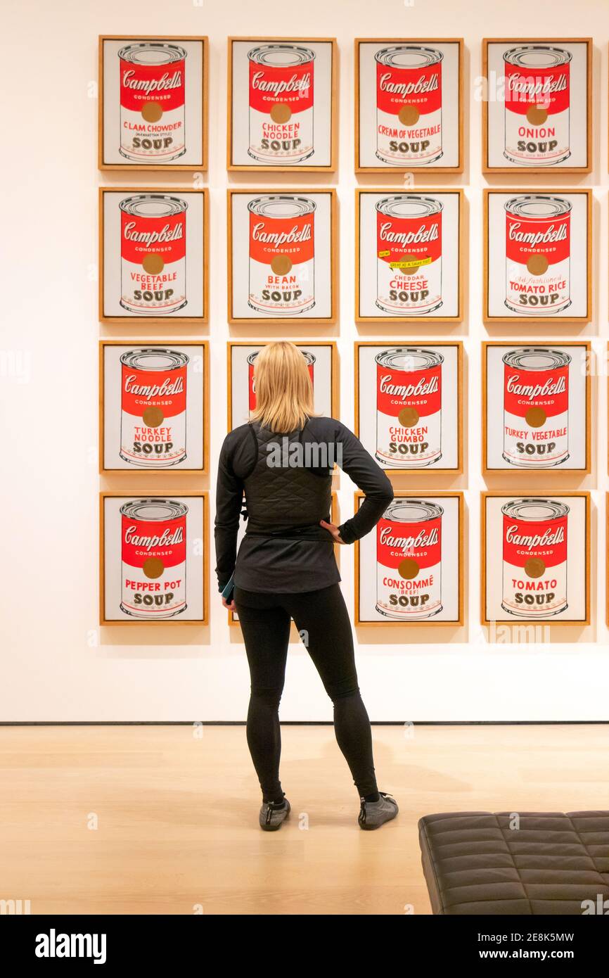 Femme regardant plusieurs tirages de la soupe Campbells d'Andy Warhol peut peindre dans la galerie exposition Banque D'Images