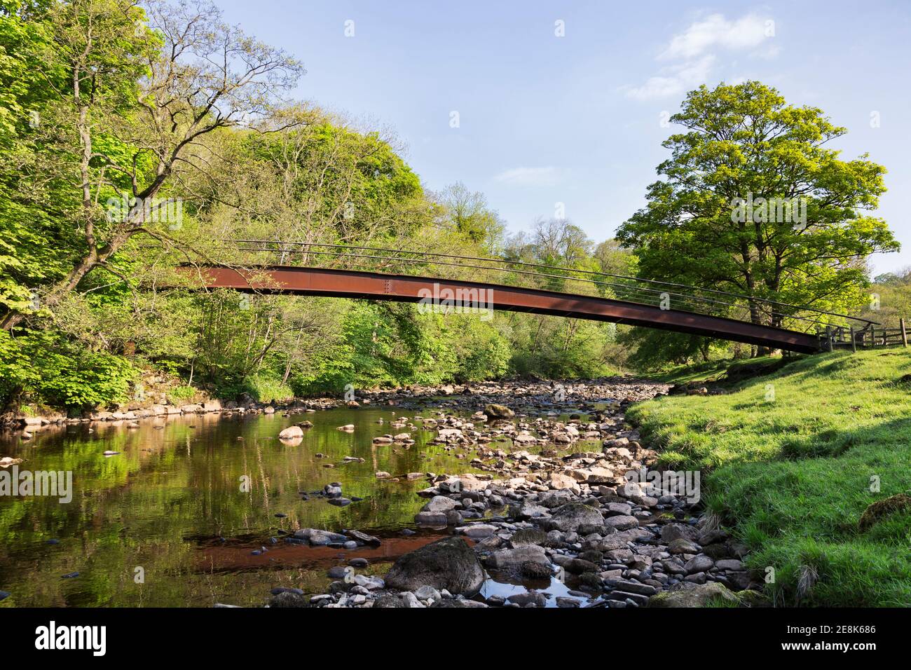 Le sentier du mur d'Hadrien traverse l'Irthing de la rivière à Willowford, près de Gilsland, à la frontière entre Cumbria et Northumberland Banque D'Images