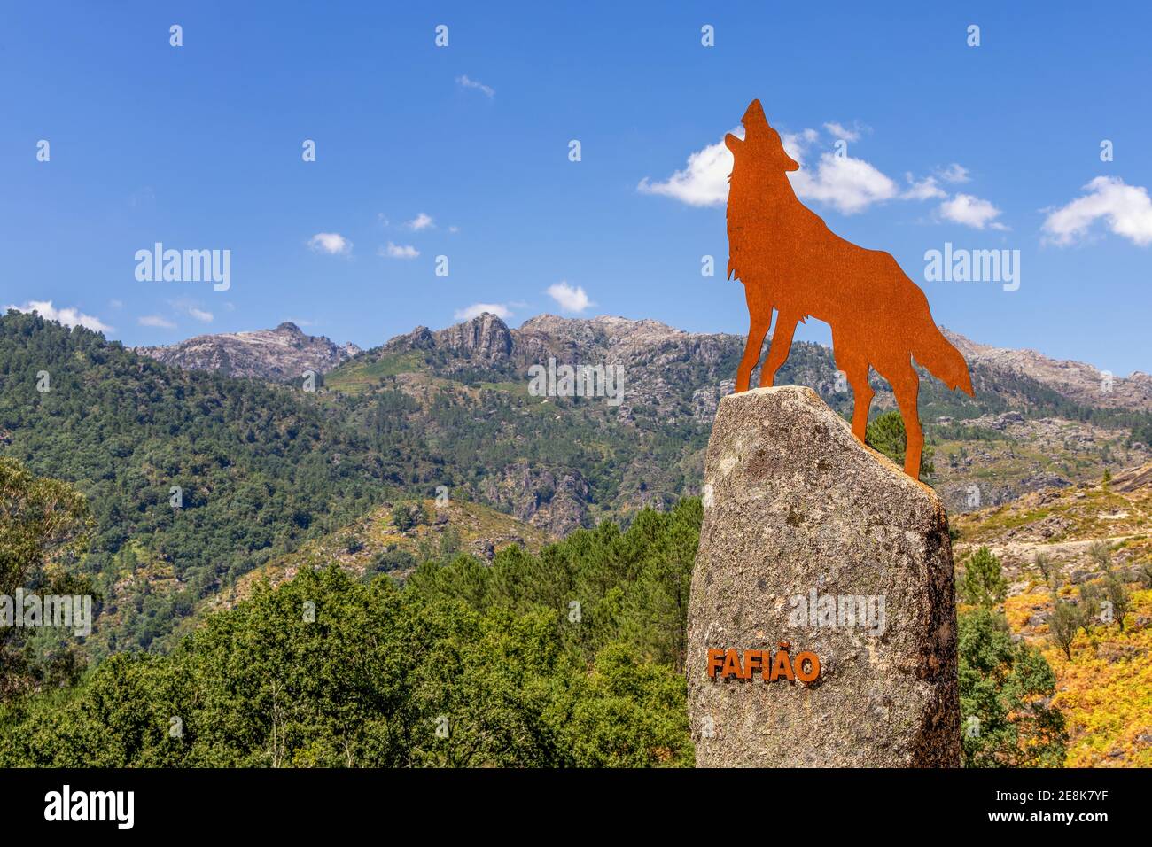 Magnifique paysage dans le parc national de Peneda Gerês avec statue de loup En face de montagnes spectaculaires - Nord du Portugal Banque D'Images