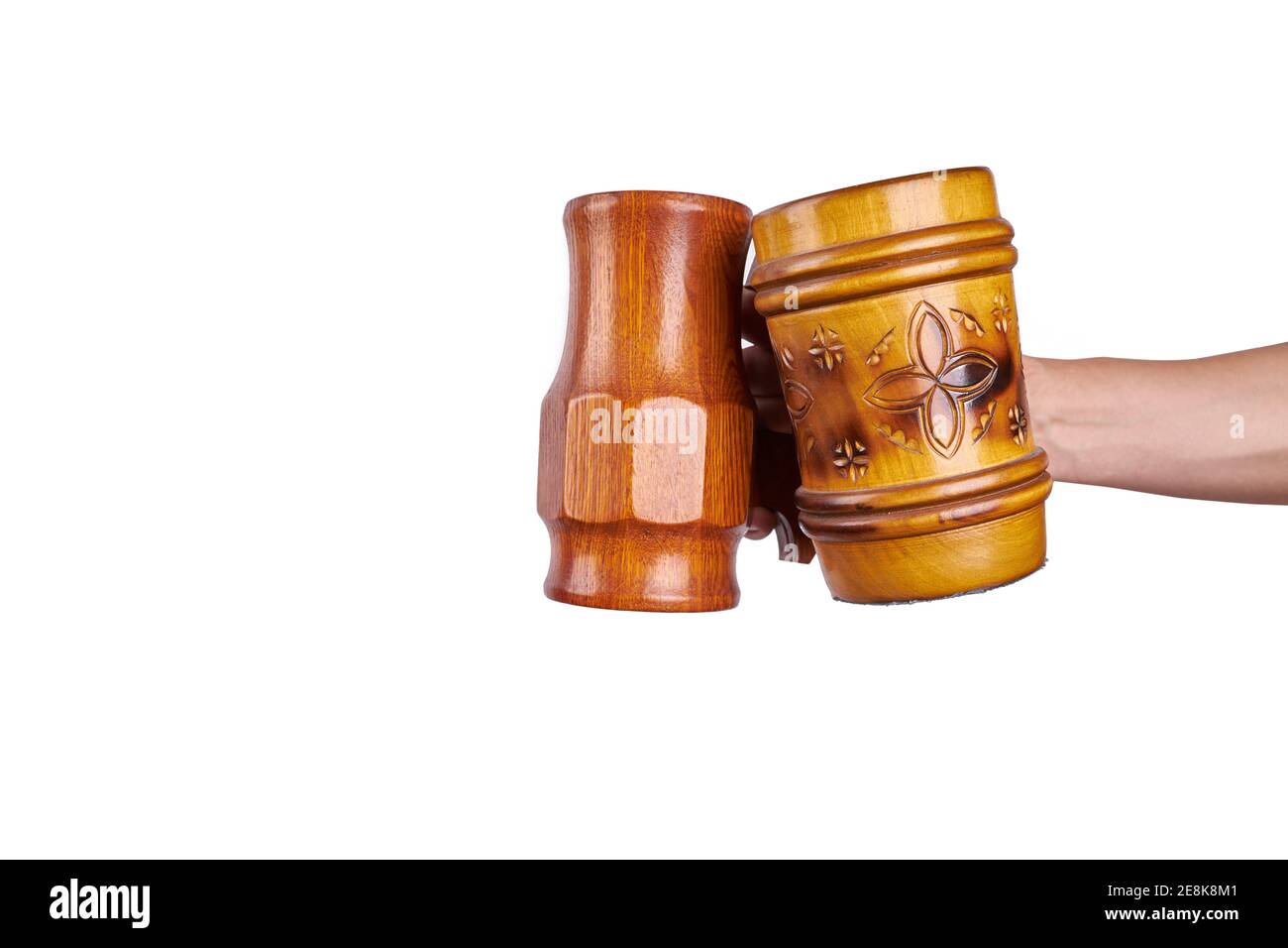 une bière en bois mugs à la main isolée sur un blanc arrière-plan Banque D'Images