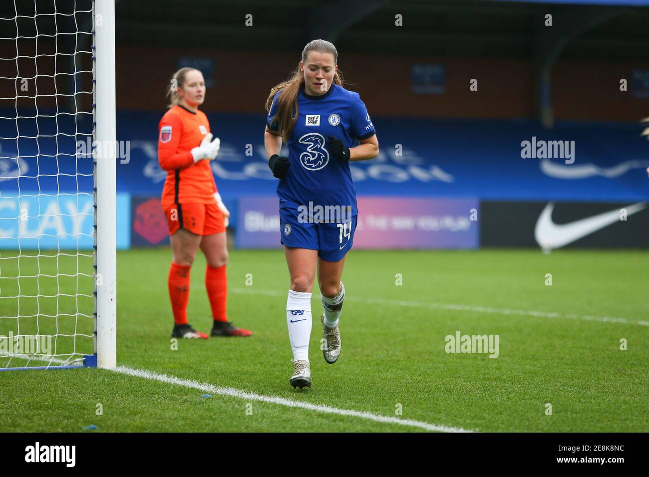 Fran Kirby (#14 Chelsea) sort pour Jessie Fleming (#17 Chelsea) lors du match de la Super League féminine de la FA entre Chelsea et Tottenham à Kingsmeadow à Londres, en Angleterre. Banque D'Images