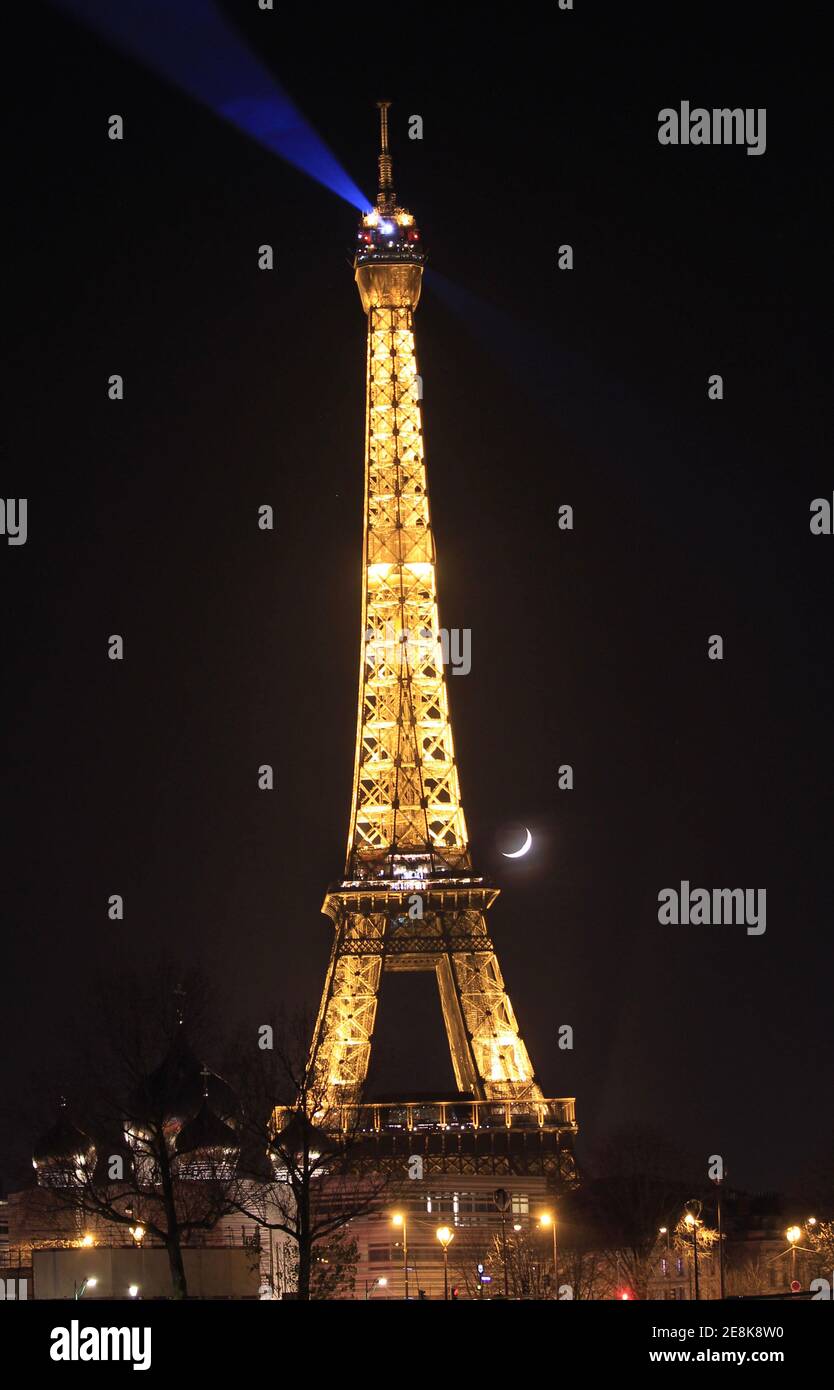 Tour Eiffel et lune la nuit. Banque D'Images