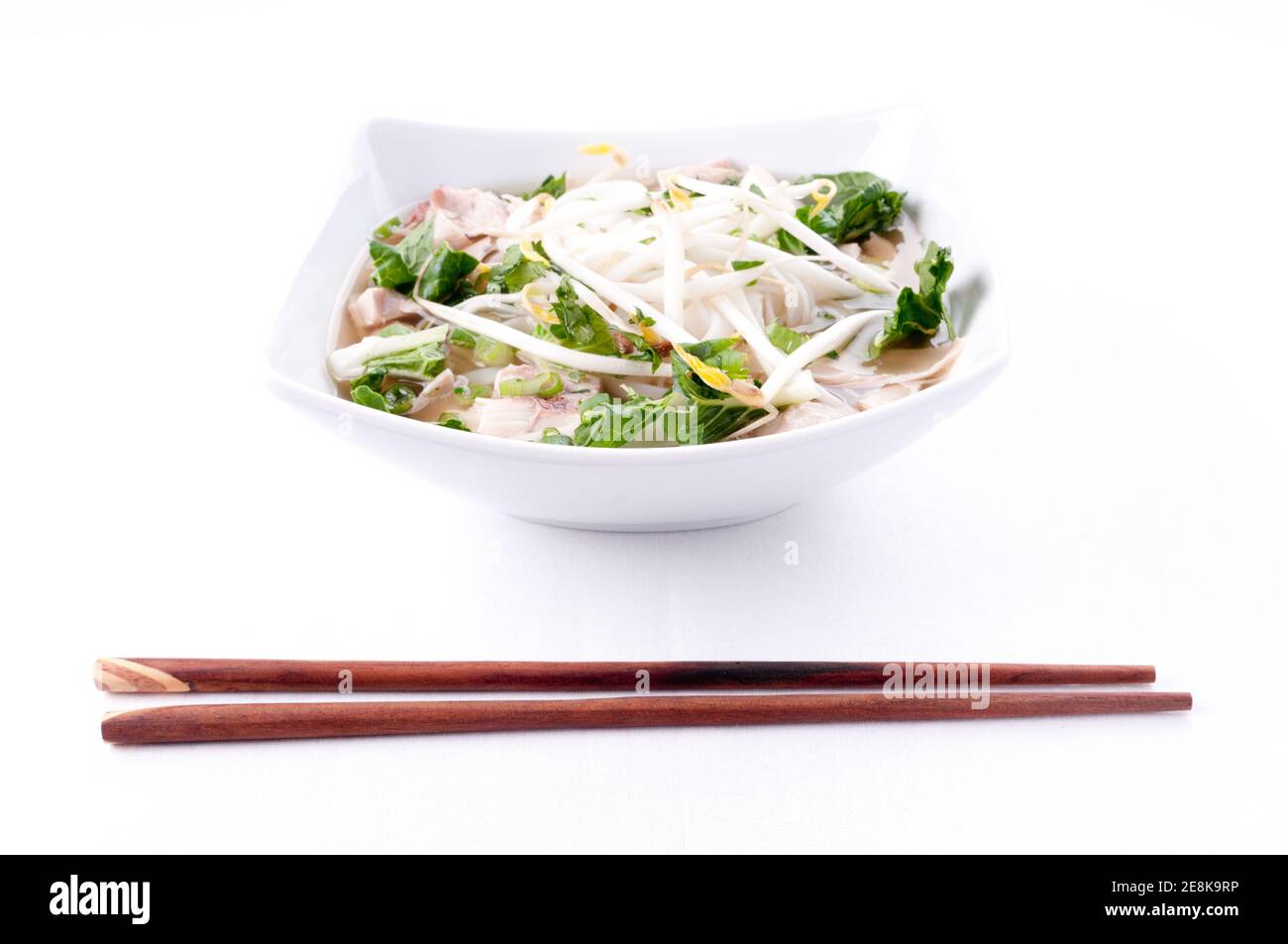 Soupe de nouilles au poulet pho traditionnelle vietnamienne Banque d