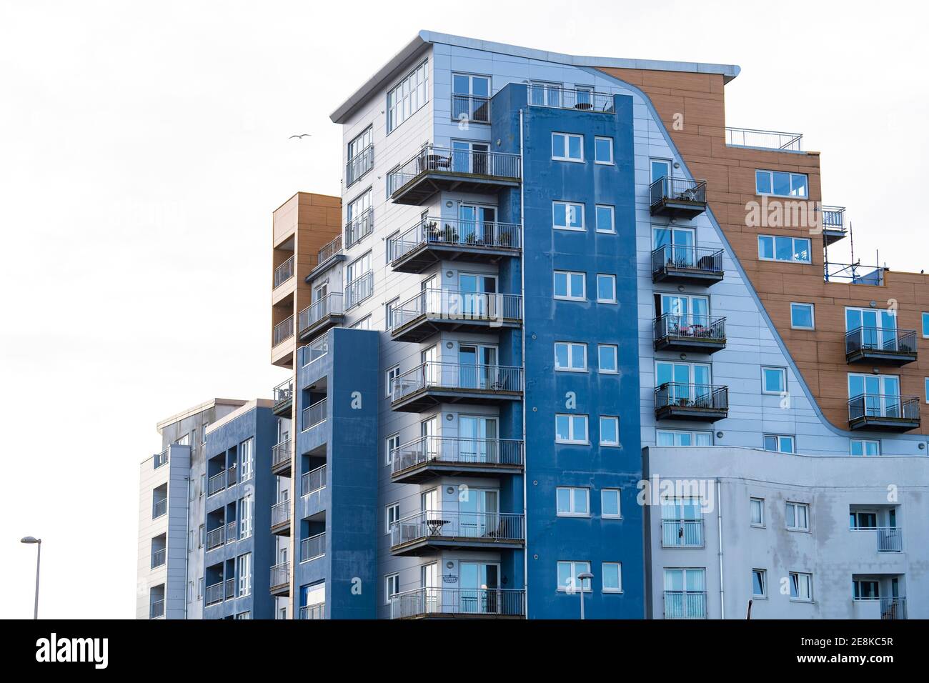 Édimbourg, Écosse, Royaume-Uni. 31 janvier 2021. Selon les experts, les nouveaux projets de construction de logements en Écosse sont aussi risqués que Grenfell pour les risques d'incendie. En plus des coupures d'incendie insuffisantes intégrées dans les murs de la cavité, l'utilisation d'un revêtement en aluminium combustible à l'extérieur des immeubles d'appartements modernes est une grande source de préoccupation pour les propriétaires. Pic; revêtement en aluminium à l'extérieur de l'immeuble d'appartements à Granton. Iain Masterton/Alay Live News Banque D'Images