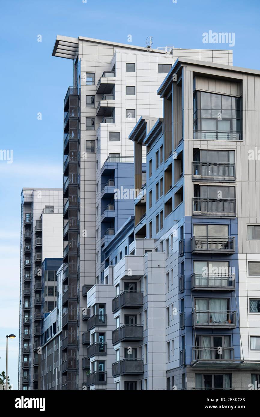 Édimbourg, Écosse, Royaume-Uni. 31 janvier 2021. Selon les experts, les nouveaux projets de construction de logements en Écosse sont aussi risqués que Grenfell pour les risques d'incendie. En plus des coupures d'incendie insuffisantes intégrées dans les murs de la cavité, l'utilisation d'un revêtement en aluminium combustible à l'extérieur des immeubles d'appartements modernes est une grande source de préoccupation pour les propriétaires. Pic; revêtement en aluminium à l'extérieur de l'immeuble d'appartements dans le quartier résidentiel de Western Harbour à Leith. Iain Masterton/Alay Live News Banque D'Images
