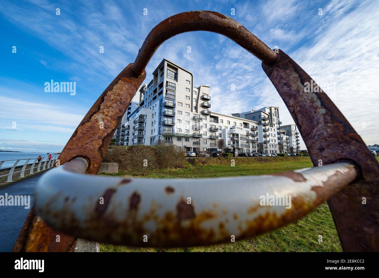 Édimbourg, Écosse, Royaume-Uni. 31 janvier 2021. Selon les experts, les nouveaux projets de construction de logements en Écosse sont aussi risqués que Grenfell pour les risques d'incendie. En plus des coupures d'incendie insuffisantes intégrées dans les murs de la cavité, l'utilisation d'un revêtement en aluminium combustible à l'extérieur des immeubles d'appartements modernes est une grande source de préoccupation pour les propriétaires. Pic; revêtement en aluminium à l'extérieur de l'immeuble d'appartements dans le quartier résidentiel de Western Harbour à Leith. Iain Masterton/Alay Live News Banque D'Images