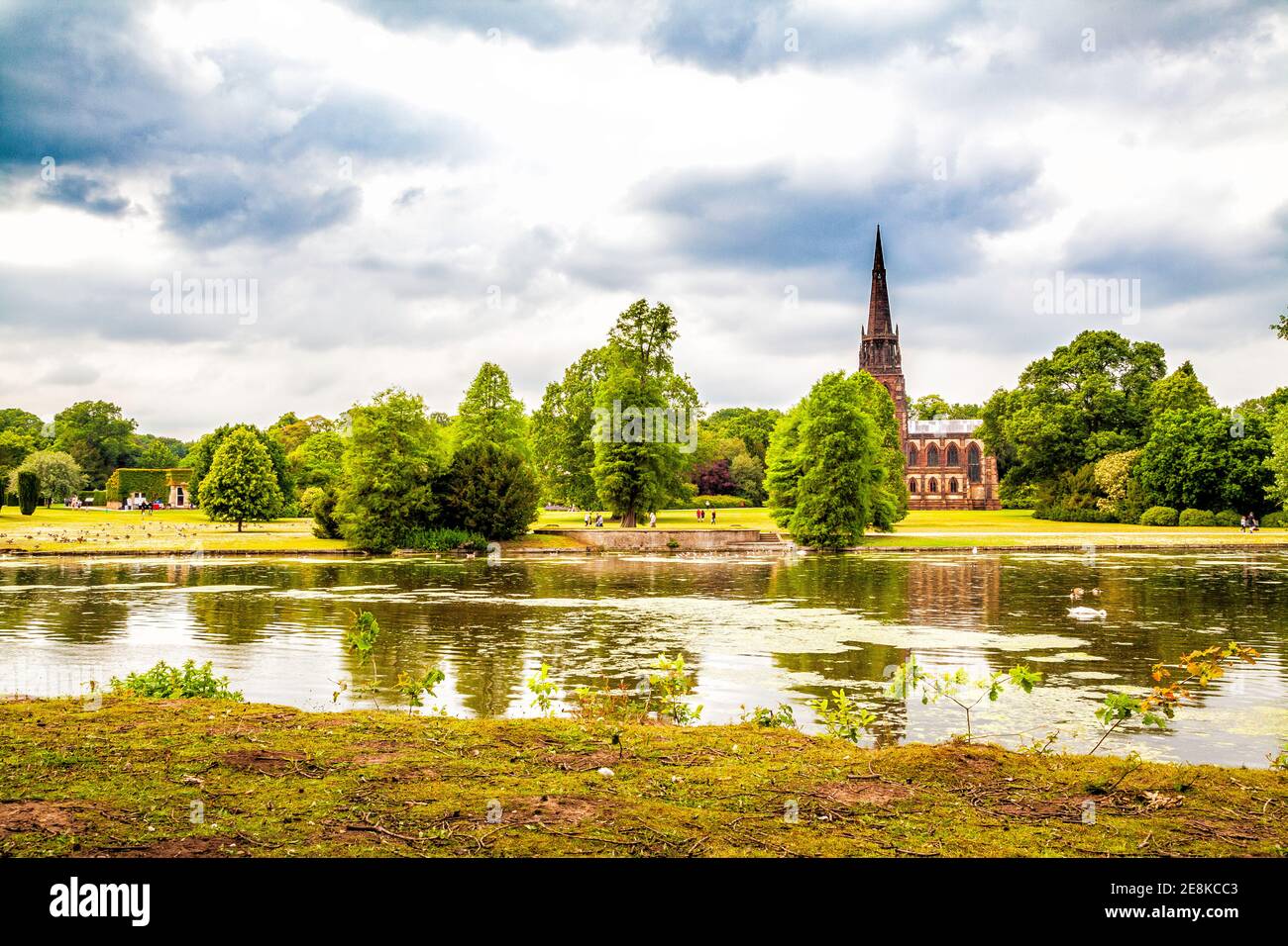 Vue sur l'église St Mary de l'autre côté du lac à Clumber Park, dans le Nottinghamshire, Royaume-Uni Banque D'Images